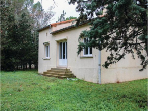 Three-Bedroom Holiday Home in Villetelle
